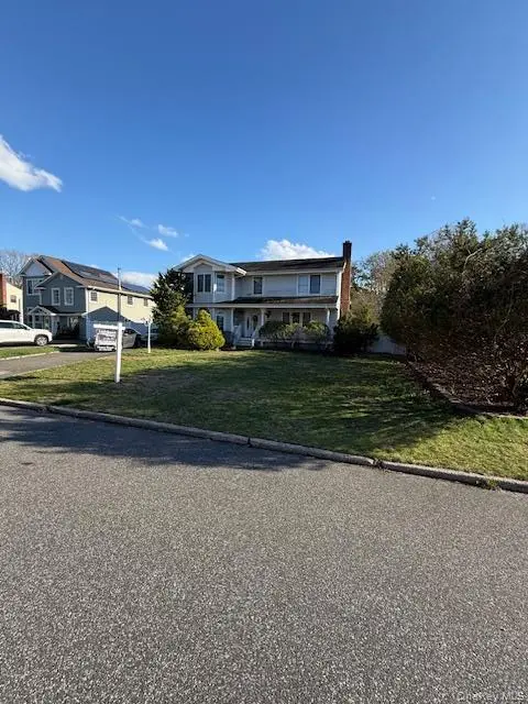 90 Fawn DR, East Islip, NY 11730