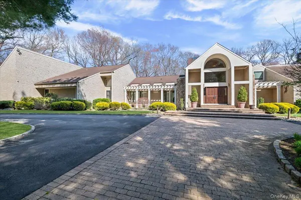45 Coves RUN, Syosset, NY 11791