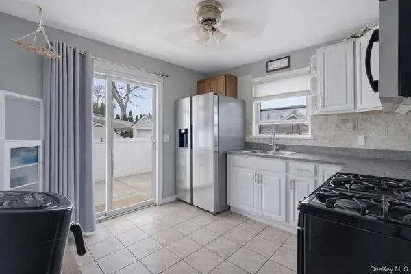 287 43rd ST, Lindenhurst, NY 11757