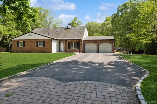 10 Rita DR, Mount Sinai, NY 11766