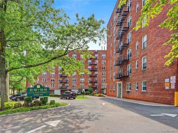 54-40 Little Neck Pkwy #4A, Little Neck, NY 11362