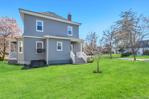 237 Willow ST, Roslyn Heights, NY 11577