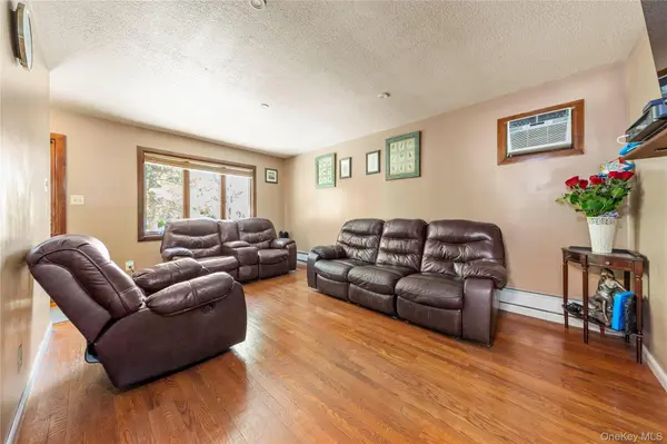 204-19 46 RD, Bayside, NY 11361