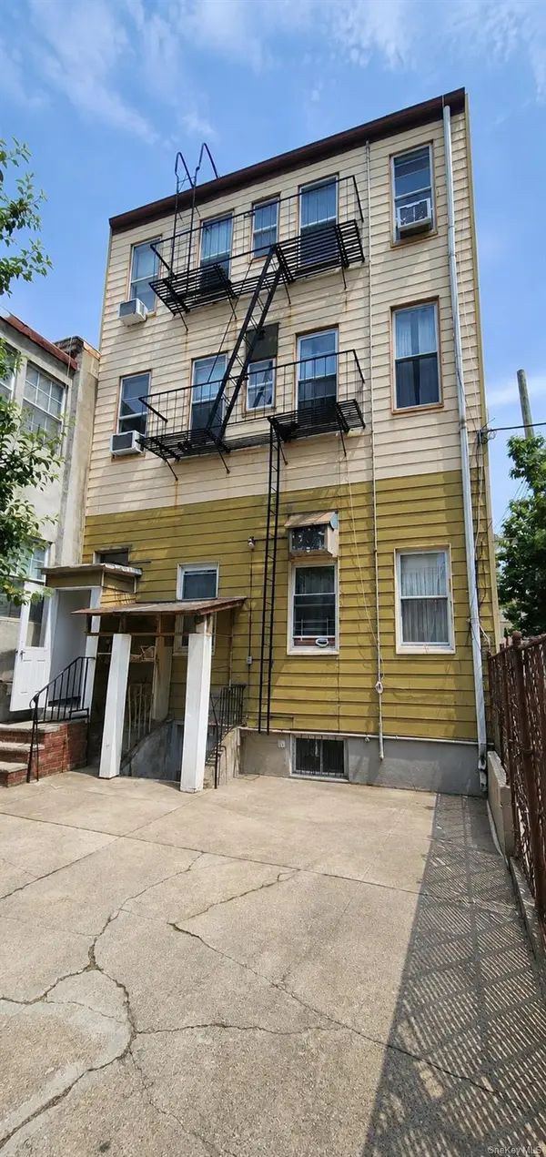 5427 Arnold AVE, Maspeth, NY 11378