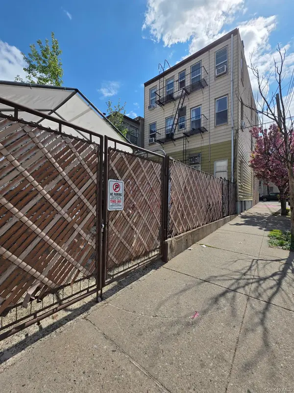 5427 Arnold AVE, Maspeth, NY 11378