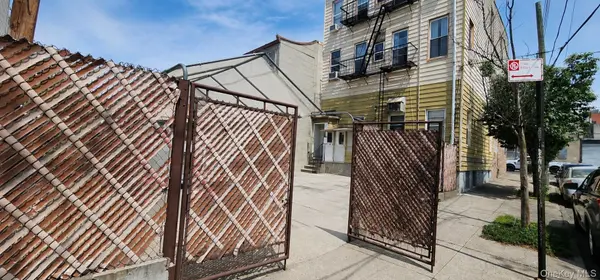 5427 Arnold AVE, Maspeth, NY 11378