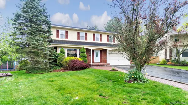 47 Carriage RD, Roslyn, NY 11576