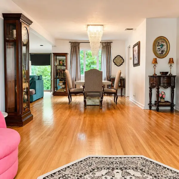 1 Rose LN, East Rockaway, NY 11518