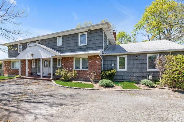 97 Birch LN, Woodsburgh, NY 11598