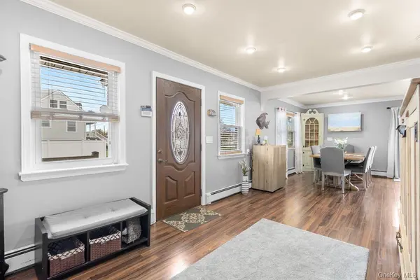 228 W Riviera DR, Lindenhurst, NY 11757