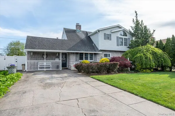 253 Blacksmith RD, Levittown, NY 11756