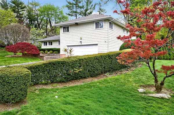 2 Vanad DR, East Hills, NY 11576