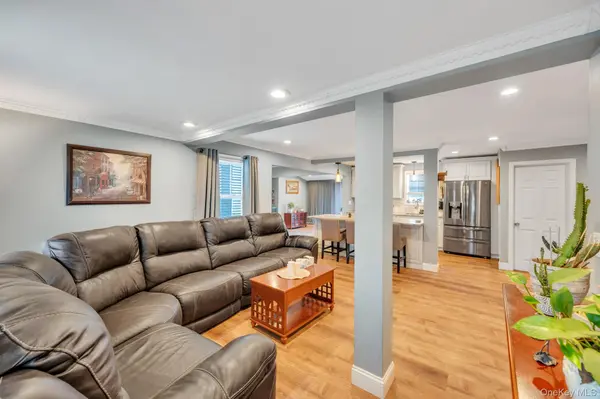 76 Huntington DR, Mastic Beach, NY 11951