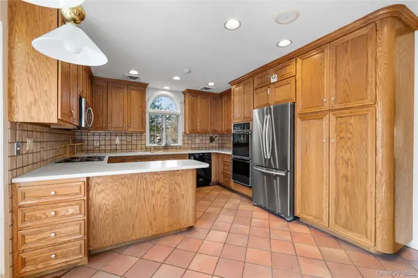 2 Hickory HL, Roslyn, NY 11576
