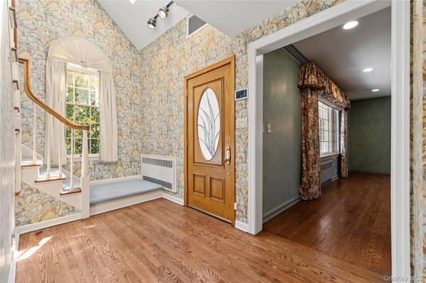 2 Hickory HL, Roslyn, NY 11576