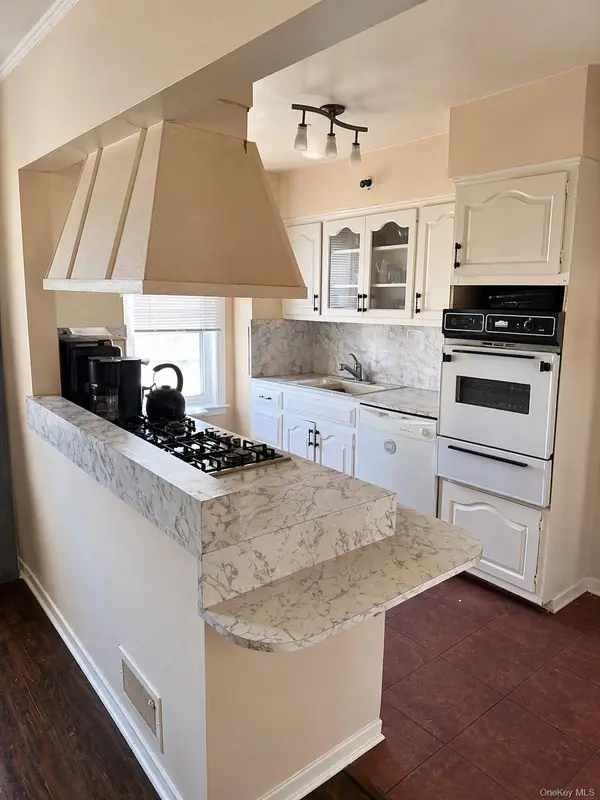5846 206th ST, Oakland Gardens, NY 11364