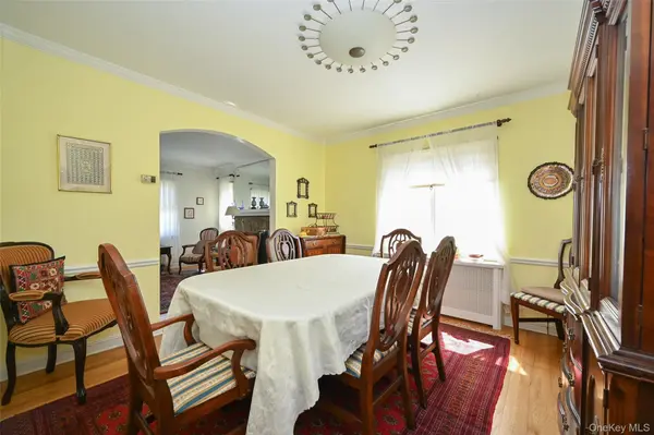 75-64 180th ST, Fresh Meadows, NY 11366