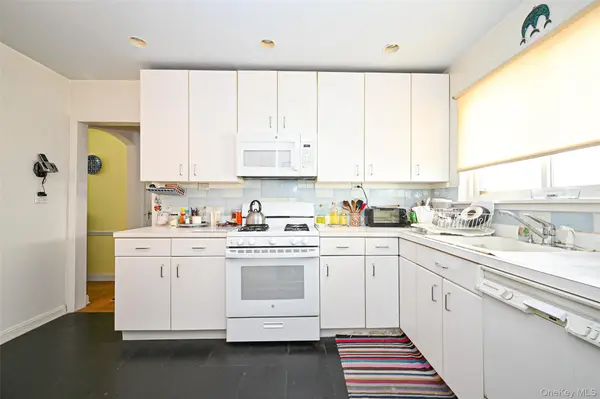 75-64 180th ST, Fresh Meadows, NY 11366