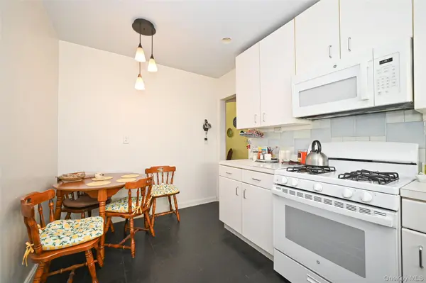 75-64 180th ST, Fresh Meadows, NY 11366