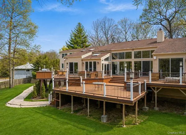 7 Windemere Crest, Woodbury, NY 11797