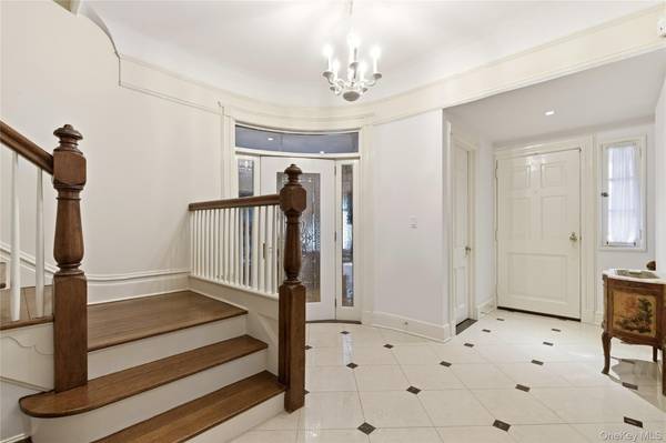 89 Duck Pond RD, Glen Cove, NY 11542