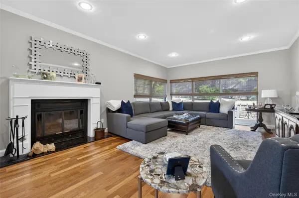 5 Pony CIR #5, Roslyn Heights, NY 11577