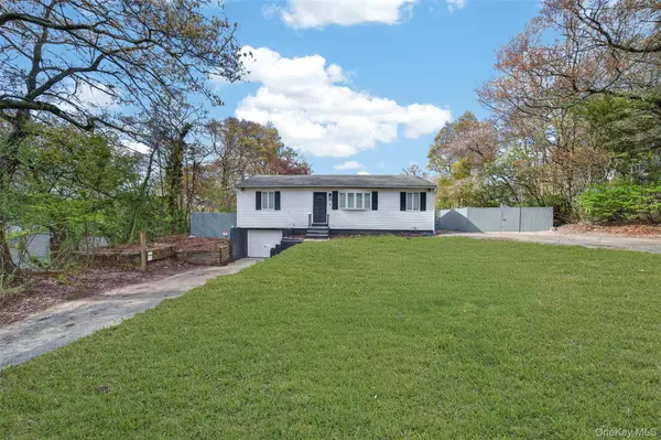 65 Maple LN, Medford, NY 11763