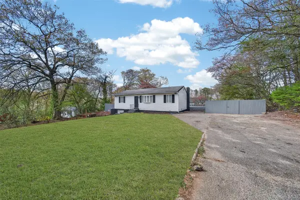 65 Maple LN, Medford, NY 11763