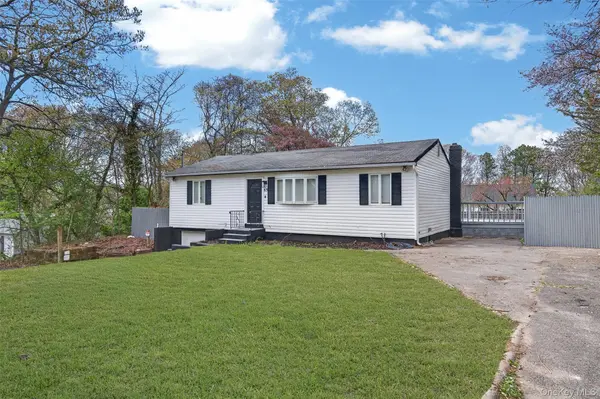 65 Maple LN, Medford, NY 11763