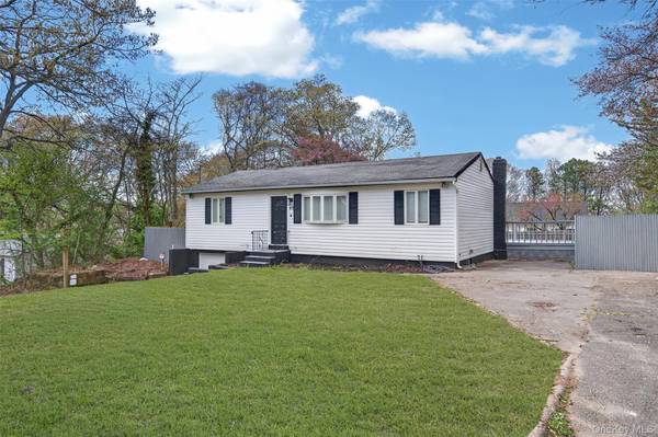 65 Maple LN, Medford, NY 11763