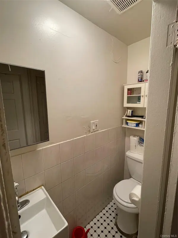 2464 Crescent ST, Astoria, NY 11102