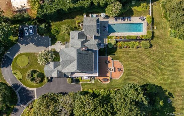 1 Pembroke DR, Glen Cove, NY 11542