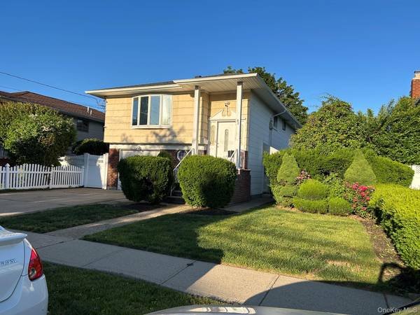82 Bedford RD, Hempstead, NY 11550