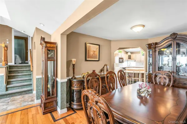 35 Peachtree LN, Hicksville, NY 11801