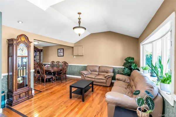 35 Peachtree LN, Hicksville, NY 11801
