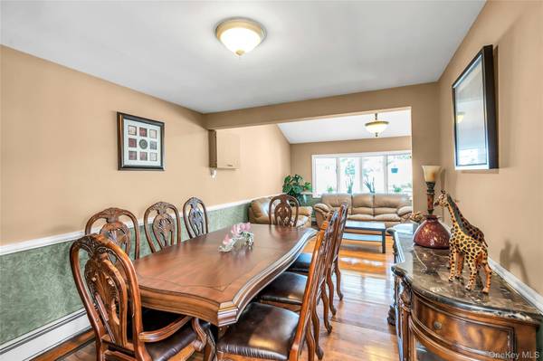 35 Peachtree LN, Hicksville, NY 11801