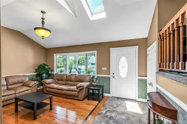35 Peachtree LN, Hicksville, NY 11801