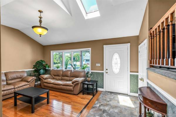 35 Peachtree LN, Hicksville, NY 11801