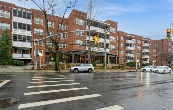 1 Kensington Gate #118, Great Neck, NY 11021