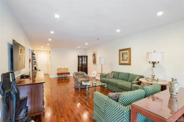 1 Kensington Gate #118, Great Neck, NY 11021