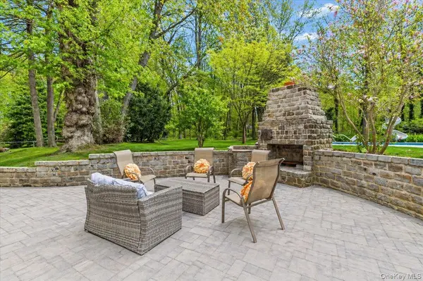 5 Fox LN, Locust Valley, NY 11560