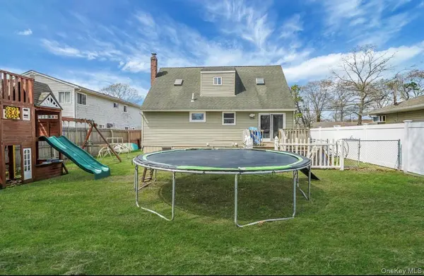15 Maplewood DR, Shirley, NY 11967