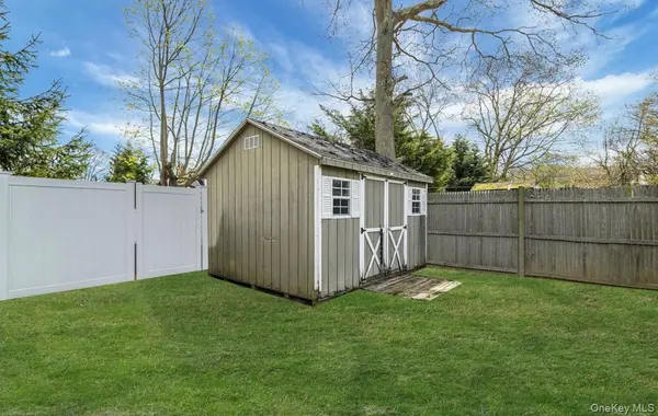 15 Maplewood DR, Shirley, NY 11967