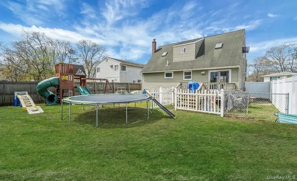 15 Maplewood DR, Shirley, NY 11967