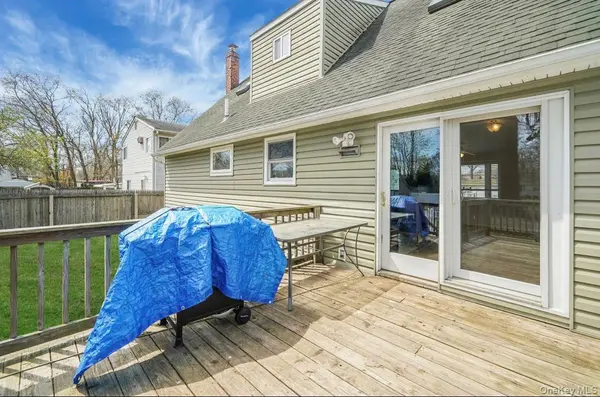 15 Maplewood DR, Shirley, NY 11967