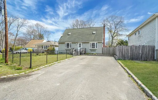 15 Maplewood DR, Shirley, NY 11967