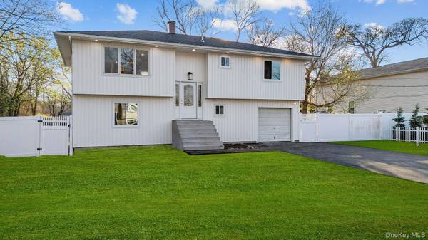40 Alder DR, Mastic Beach, NY 11951