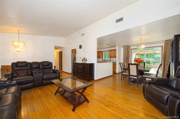 2 Lawrence RD, Hyde Park, NY 12538
