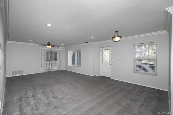 1 Pinnacle DR #2, Port Jefferson, NY 11777