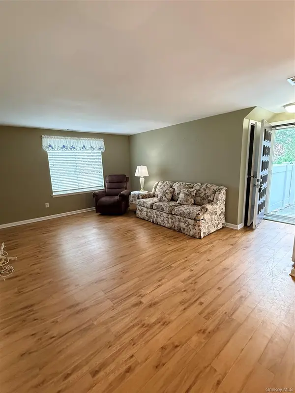 86 Birchwood RD #402, Medford, NY 11763